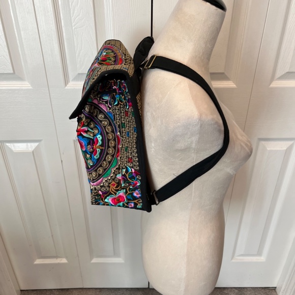 Embroidered back pack - Picture 3 of 9